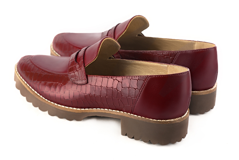 Burgundy red women's casual loafers. Round toe. Flat rubber soles. Rear view - Florence KOOIJMAN